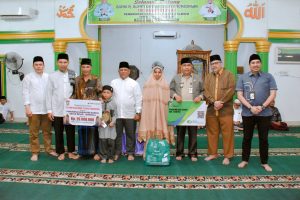 PJ Sekda Serahkan Berbagai Bantuan Safari Ramadhan di Desa Pongkai Koto Kampar Hulu.