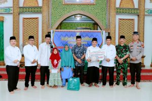 Asisten I Setda Kampar Mewakili PJ Bupati Safari Ramadhan Berikan Bantuan di Masjid Baiturrohman