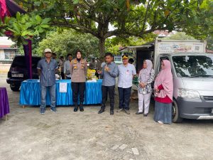 Asisten 1 Bidang Pemerintahan Setda Kampar, Ahmad Yuzar Membuka Kegiatan Pasar Murah Di Kantor Camat Kampar