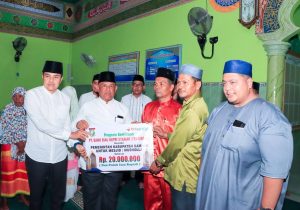 Ramadhan Malam 8, Pj Sekda Kampar Serahkan Bantuan di Masjid Agung Alhidayah Tapung Makmur