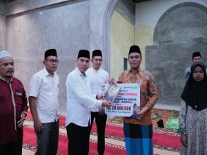 PJ Bupati diwakili Kadis PMD Kampar Serahkan Bantuan Di Masjid At-Taqwa Desa Kuntu.