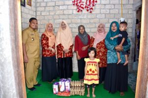 Penasehat DWP Kabupaten Kampar Kunjungi Penderita Stunting