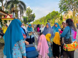 Bunda Paud Kab. Kampar Bagi-Bagi Takjil Ramadhan, Ricana : “Berbagi itu indah untuk meraih keberkahan dan Pahala dari Allah Swt “
