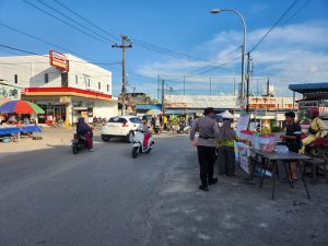 Lakukan Pengamanan, Polsek Sungai Beduk Pastikan Aktivitas di Pasar Tumpah Ramadhan Kondusif