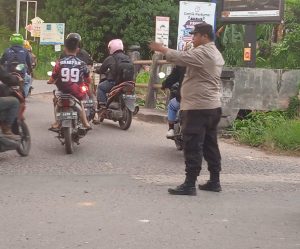 Personil Polsek Sungai Beduk Polresta Barelang Laksanakan Strong Point Pagi antisipasi kemacetan pada pagi hari.