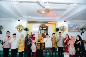 Pj Bupati Kampar Bersama LK2S Berikan Mukennah Dan Sarung bagi masyarakat Prasejahtera Salo.