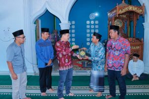 Penjabat Bupati Kampar Serahkan Bantuan Program Kemitraan BRK Syariah Ke Masjid At – Taqwa Desa Koto Tibun.