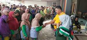 Sambut Idul Fitri 1445 H, Kepala Bapenda Kampar Berbagi Kebahagian Dengan Petugas Kebersihan