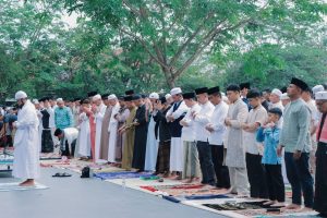 Pj Bupati Hambali Dan Keluarga Sholat ID di Lapangan Pelajar Bangkinang Kota.