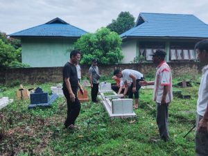 Pj Bupati Kampar Bersama Masyarakat Gotong Royong Bersihkan Pemakaman.