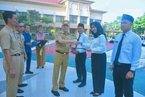 Penjabat Bupati Hambali Hambali Simbolis Penyerahan SK PPPK Formasi Tahun 2023