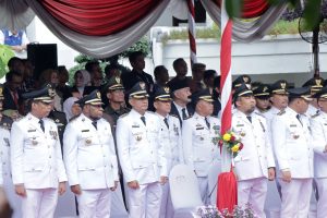 Pj Bupati Kampar Hadiri Upacara Peringatan Hari Otonomi Daerah ke XXVIII Di Kota Surabaya
