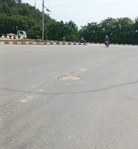 Gawattttt, Jalan Bundaran Simpang Barelang Sudah Berlubang Dan Bergelombang. Mirisnya, Baru 2 Tahun Masa Pembuatanya.
