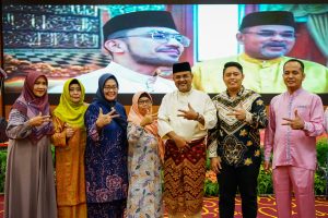 BUPATI KARIMUN HADIRI HALAL BI HALAL SEKALIGUS MENABALKAN KETUM IWKK PEKANBARU TERPILIH.