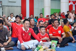 Pj Bupati Kampar dan Forkopimda Nobar Semi Final Piala Asia U-23, Bersama Masyarakat Di Aula Rumdis Bupati Kampar.