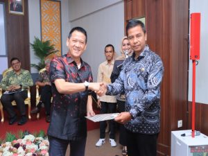 Pj Bupati Kampar Berikan Surat Perintah Plh Sekda Kabupaten Kampar Ke Ahmad Yuzar
