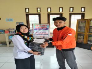 Dispersip Kampar Berikan Buku Hibah Dari Perpustakaan Elmuloka Kota Bandung