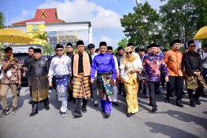 Bersama Ribuan Warga Kabupaten Kampar Se-Riau, Pj Bupati Kampar Apresiasi Bagholek Godang.