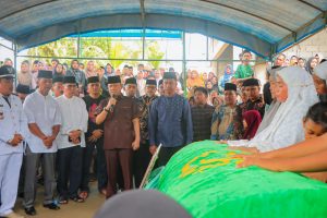 Pj Bupati Hambali Lepas Jenazah Kades Batu Langkah Kecil Khairul Amri ke Pemakaman