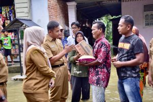 Terdampak Banjir, Pj Sekda Kampar Salurkan Bantuan Sembako Dan Beras Di Desa Sendayan.