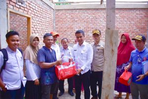 Pj Sekda Kampar Ahmad Yuzar Salurkan Bantuan Bencana Angin Puting Beliung di Kuok