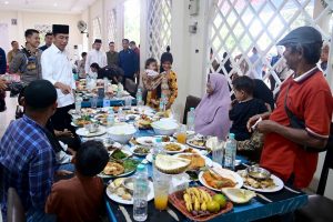 Jokowi Sapa Masyarakat Sambil Bagi-Bagi Sembako, Sholat Jum’at Berjamaah Dan Makan Siang Bersama