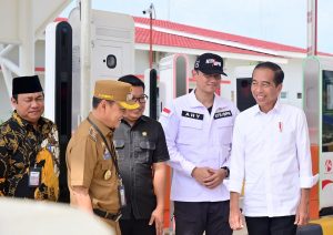 Pj Bupati Kampar Sambut Langsung Kedatangan Presiden Joko Widodo ke Kampar