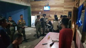 Meresahkan Masyarakat, Satpol PP Kampar Segel Warung Remang-Remang di Desa Suka Mulya.