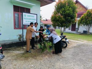 Penyuluh Agama Islam Kantor Urusan Agama Kecamatan Salo Laksanakan Penanaman Pohon Bersama Yang Dipimpin Langsung Koordinator Gusmawati H.R, S. H.I