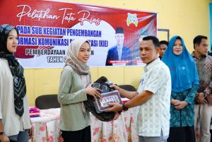 Kepala Dinas PPKBP3A Kab. Kampar Bersama PJ. Ketua TP.PKK Kab. Kampar, Buka Secara Resmi Pelatihan Tata Rias Bagi Remaja Puteri Dan Kaum Ibu Di Desa Limau Manis