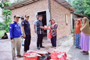 Pj Sekda Kampar Ahmad Yuzar Beri Bantuan Masyarakat Terkena Bencana di Tambang.