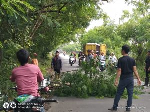 Camat Gunung Kaler Ajak Staf Bergotong Royong Membersihkan Jalan