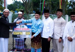 Pj Bupati Kampar Hambali Laksanakan Ibadah Shalat Idul Adha 1445 H Dan Serahkan 57 Hewan Kurban Di Halaman Gedung Mahligai Bungsu.