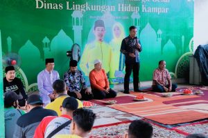 Pj Sekda Kampar Ahmad Yuzar Bagikan Daging Kurban Untuk Petugas Kebersihan DLH Kampar.