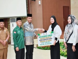 Pj Sekda Kampar Serahkan Distribusi Zakat Baznas Program Kampar Cerdas Bantuan Kuliah S1, S2 dan S3 Kuliah Luar Negeri.