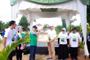 PJ Bupati Kampar Bersama Rektor UP Tanam Durian dan 1000 Pohon pada Peringati Hari Lingkungan Hidup Sedunia.