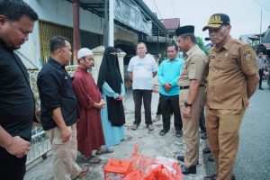 Pj Sekda Kampar Ahmad Yuzar Jenguk dan Berikan Bantuan Korban Kebakaran.