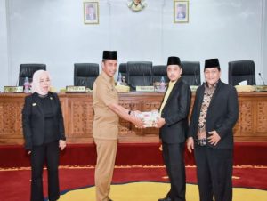 PJ Bupati diwakili PJ Sekda Kampar Serahkan KUA PPAS APBD Perubahan 2024 ke DPRD Kampar