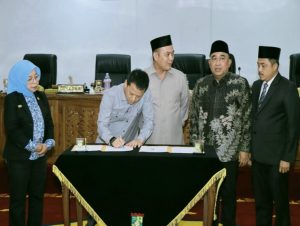 PJ Bupati Kampar Hambali Tandatangani dan Sampaikan Pidato KUA PPAS  APBD-P Tahun 2024.