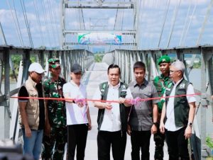 PJ Bupati Kampar Bersama Pj Gubernur Riau Resmikan Jembatan Gantung Sipungguk-Salo