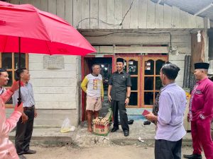 Bentuk Kepedulian Dengan Masyarakat, Pj Sekda Kampar Serahkan Bantuan Sembako Kepada Masyarakat Yang Sakit serta Kurang Mampu.