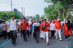 Ribuan Peserta Bersama Pj Bupati Kampar Hambali dan Ketua TP PKK Kabupaten Kampar Ikuti Jalan Santai .