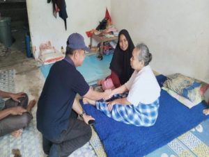 Pj Sekda Kampar Ahmad Yuzar Jenguk Warga Desa Kebun Tinggi Yang Alami Kebutaan Selama 5 Bulan