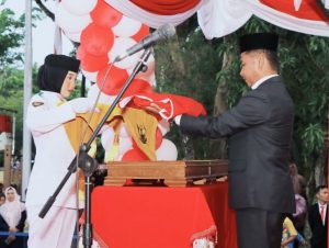 Pj. Sekda Kampar Ahmad Yuzar Jadi Irup  Penurunan Bendera HUT RI Ke-79  Berlangsung Khidmat