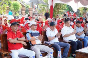SekdaProv Riau Bersama Pj Bupati Kampar Hambali Lepas Jalan Santai Desa Pandau Siak Hulu