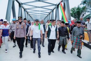 Pj Bupati Kampar Bersama Sekda Riau Resmikan Jembatan Penghubung Desa Muara Jalai dan Desa Limau Manis.