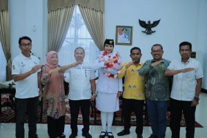 PJ Bupati Kampar diwakili Kaban Kesbangpol Sambut Duta Paskibraka Nasional di IKN Kamilatun Nisa Asal  Kampar Tiba di Bandara SSK II