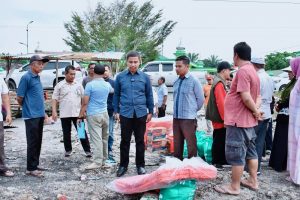 Peduli Bencana, Pj Sekda Kampar Ahmad Yuzar Langsung serahkan Bantuan Kebakaran.