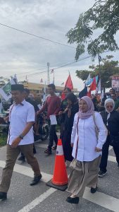 Diiringi Alat Musik Tradisional Kampar, Calon Bupati KamparAhmad Yuzar dan Calon Wakil Bupati Kampar Misharti Sah Mendaftar Ke KPU Kampar