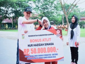 Peringatan Haornas Ke 41 Tahun 2024 , Pj Bupati Kampar Serahkan Bonus Rp 50 Juta Kepada Nur Azizah